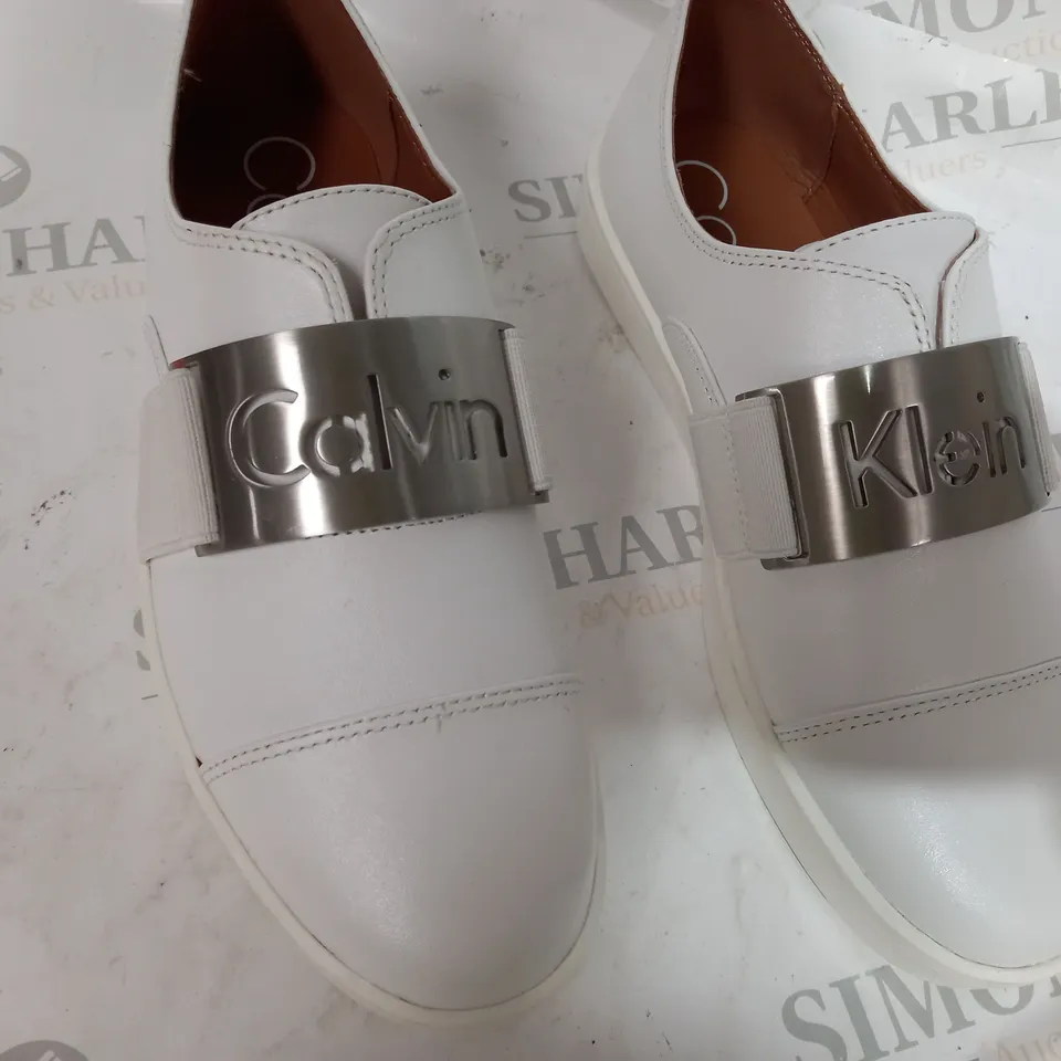 WHITE CALVIN KLEIN LOW SHOES WITH METAL DETAIL - SIZE 2