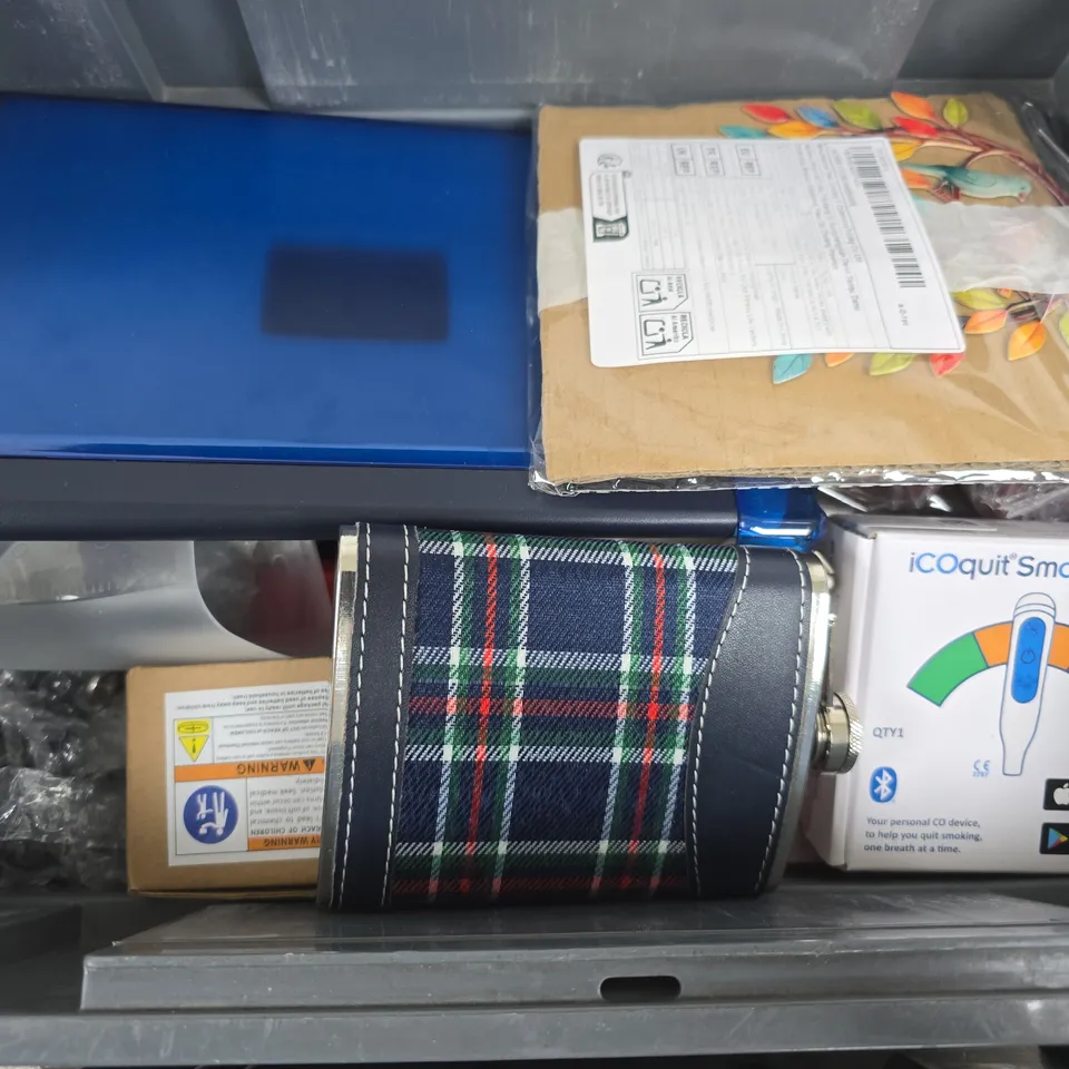 APPROXIMATELY 15 ASSORTED HOUSEHOLD ITEMS TO INCLUDE FIRE BLANKET, WALL THERMOMETER, TABLET CASE, ETC
