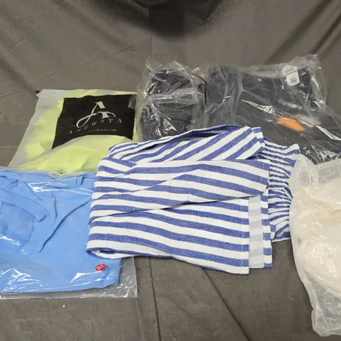 APPROX 20 ASSORTED CLOTHING ITEMS TO INCLUDE T-SHIRTS, DRESSES, SHORTS ETC