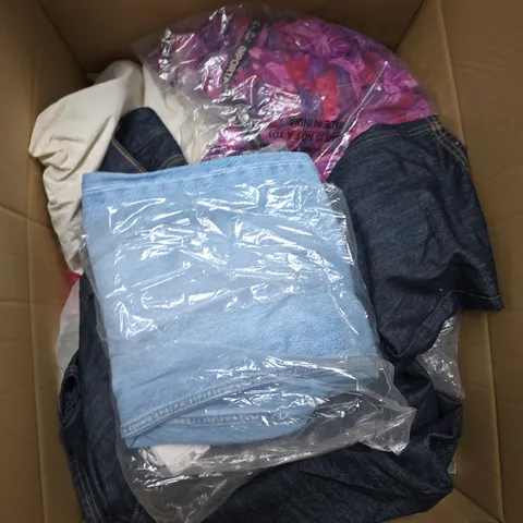 APPROX 20 ASSORTED CLOTHING ITEMS TO INCLUDE T-SHIRTS, DRESSES, SHORTS ETC
