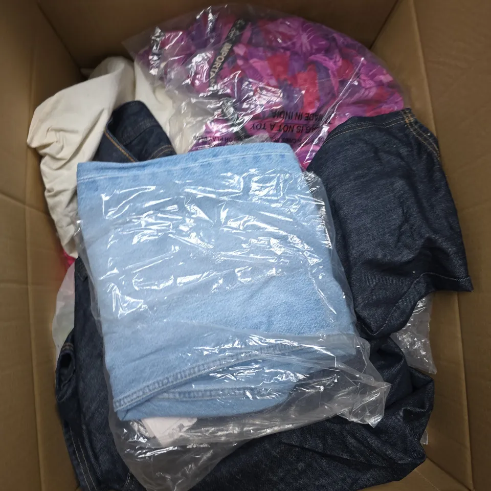 APPROX 20 ASSORTED CLOTHING ITEMS TO INCLUDE T-SHIRTS, DRESSES, SHORTS ETC