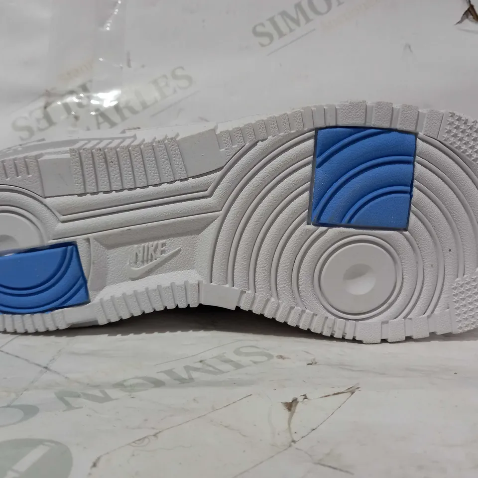 BOXED PAIR OF NIKE AIR SHOES IN CREAM/TAN/BLUE UK SIZE 4.5