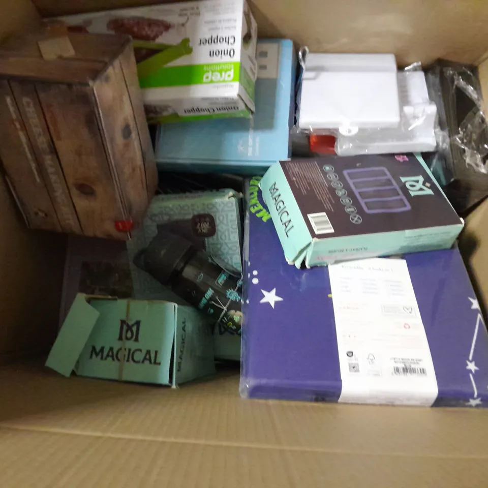 BOX OF APPROXIMATELY 8 ASSORTED ITEMS TO INCLUDE - ADVENT CALENDAR , BESTWAY SOLAR PRO , OVEN GLOVES ETC