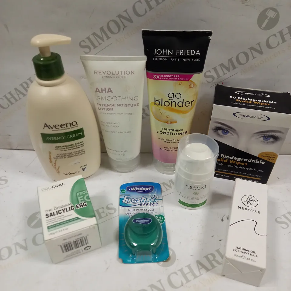 BOX OF APPROXIMATELY 15 ASSORTED HEALTH & BEAUTY PRODUCTS TO INCLUDE JOHN FRIEDA LIGHTENING CONDITIONER, EYELID WIPES, MERWAVE NATURAL HAIR OIL ETC 