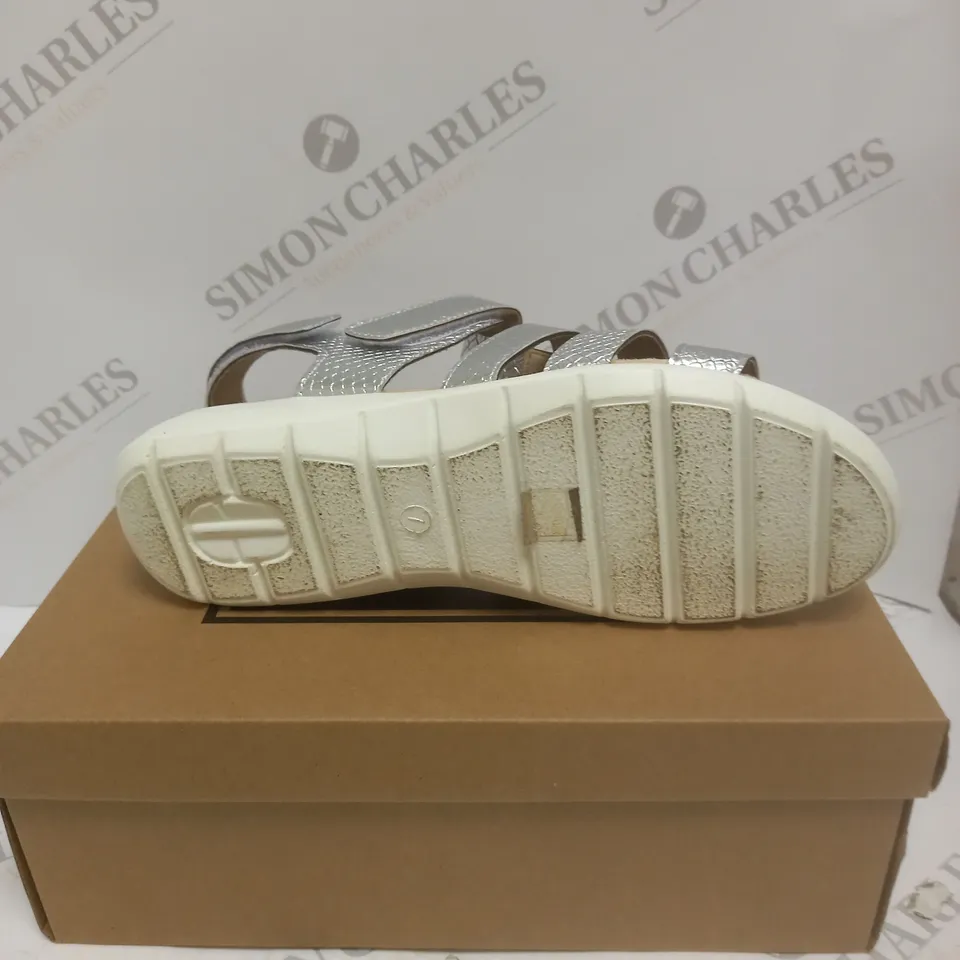BOXED PAIR OF CUSHION WALK ONE TOUCH CLOSE SANDALS IN SILVER - SIZE 7