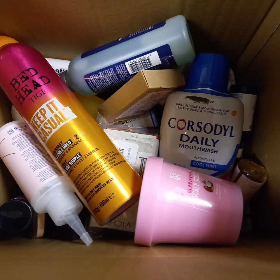 BOX OF APPROXIMATELY 20 ASSORTED COSMETIC ITEMS TO INCLUDE HED HEAD TIGI, CORSODYL DAILY, GIVE ME SCALP SCRUB ETC