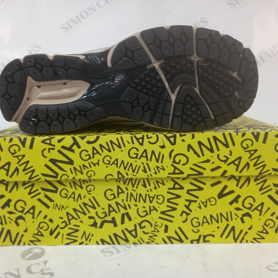 BOXED PAIR OF NEW BALANCE TRAINERS IN OFF WHITE/YELLOW UK SIZE 6