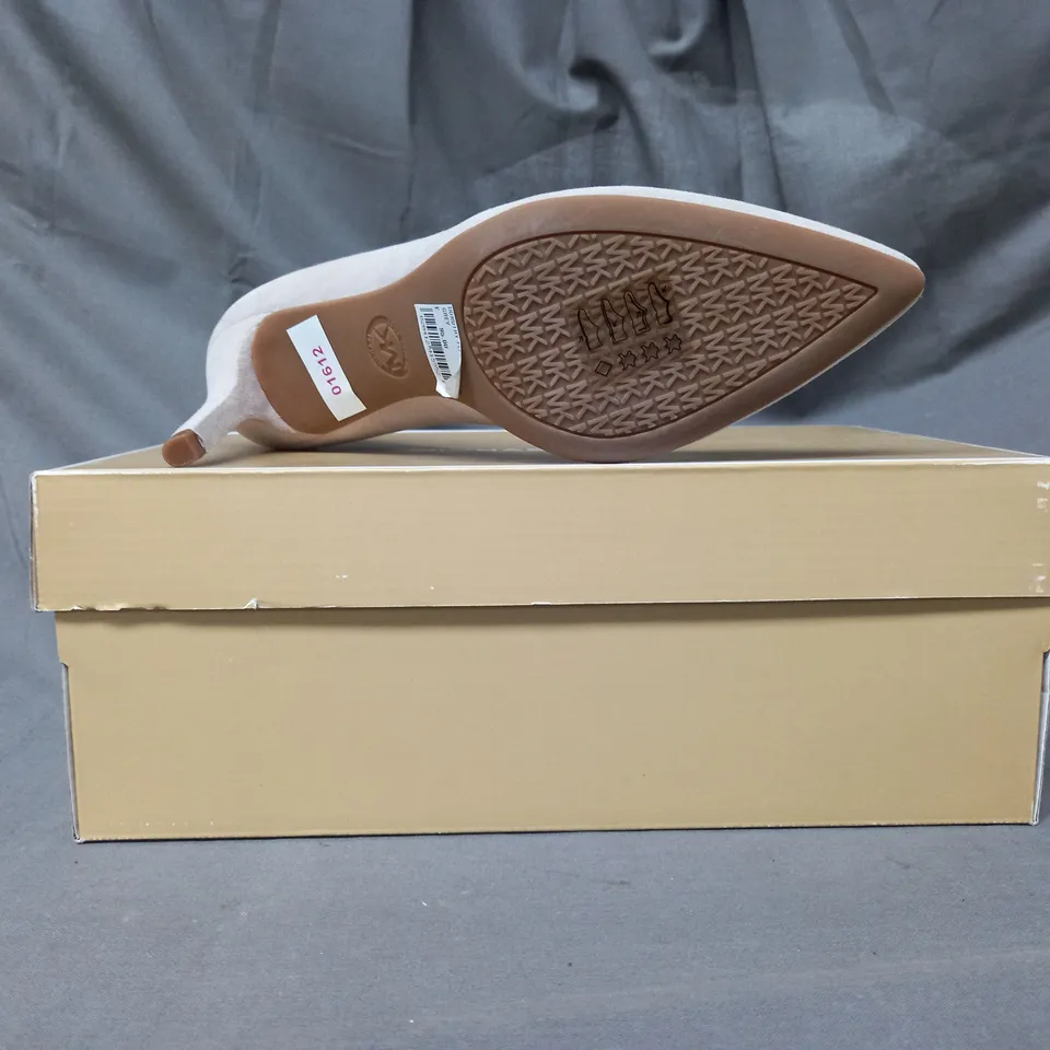 BOXED PAIR OF MICHAEL KORS POINTED TOE HEELS IN GREY SIZE 3