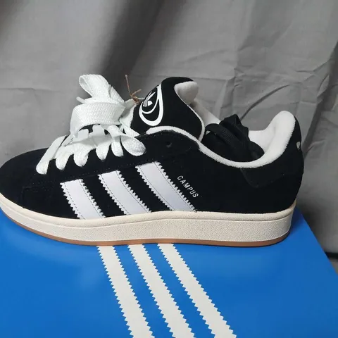 ADIDAS CAMPUS SNEAKERS – BLACK/WHITE, UK 6.5 (US 7) – MEN'S SHOES