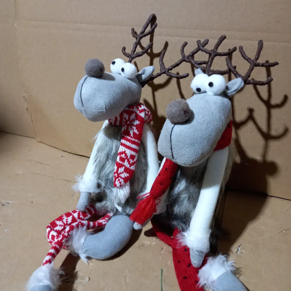 SET OF 2 SITTING DEER RED/GREY RRP £20
