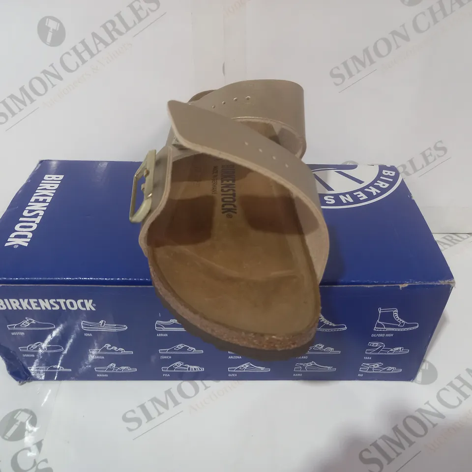 BOXED PAIR OF BIRKENSTOCK ARIZONA BS OPEN TOE SANDALS IN METALLIC GOLD UK SIZE 7.5