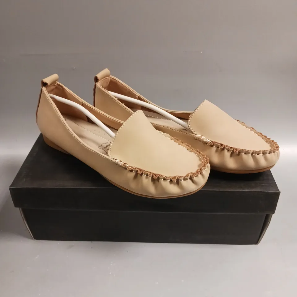 BOXED PAIR OF NOVO EDNA SLIP ON SANDALS IN NUDE - 7