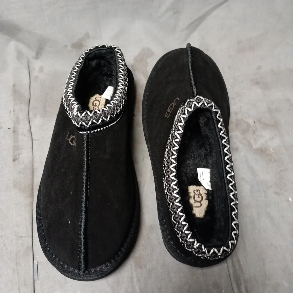 UGG BLACK SUEDE SLIPPERS WITH SILVER STITCHING - 39