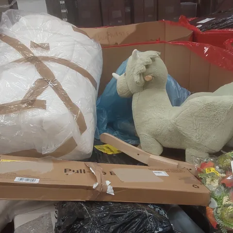 PALLET CONTAINING A LARGE QUANTITY OF ASSORTED ITEMS INCLUDING: BEDDING, CHILDREN'S TOYS, PULL-UP BAR ECT