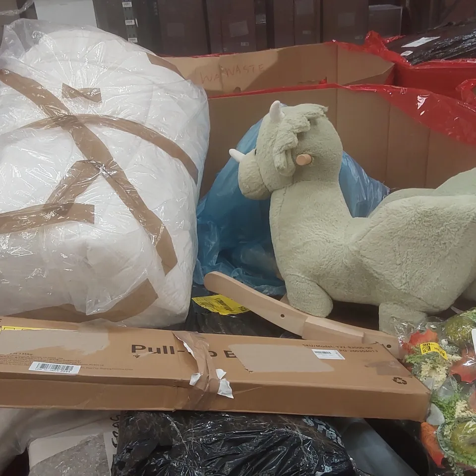 PALLET CONTAINING A LARGE QUANTITY OF ASSORTED ITEMS INCLUDING: BEDDING, CHILDREN'S TOYS, PULL-UP BAR ECT
