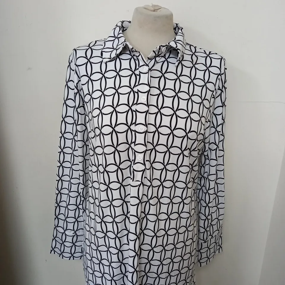 APPROXIMATELY 20 ASSORTED WOMEN CLOTHING TO INCLUDE RUTH LANGFORD SHIRTS IN SIZES MEDIUM AND LARGE