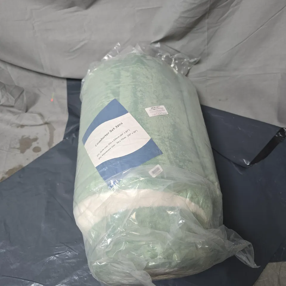 COMFORTER SET 3 PIECES, 1 QUILT 225 X 220CM, 2 PILLOW CASES 50 X 75CM UNBOXED GREEN