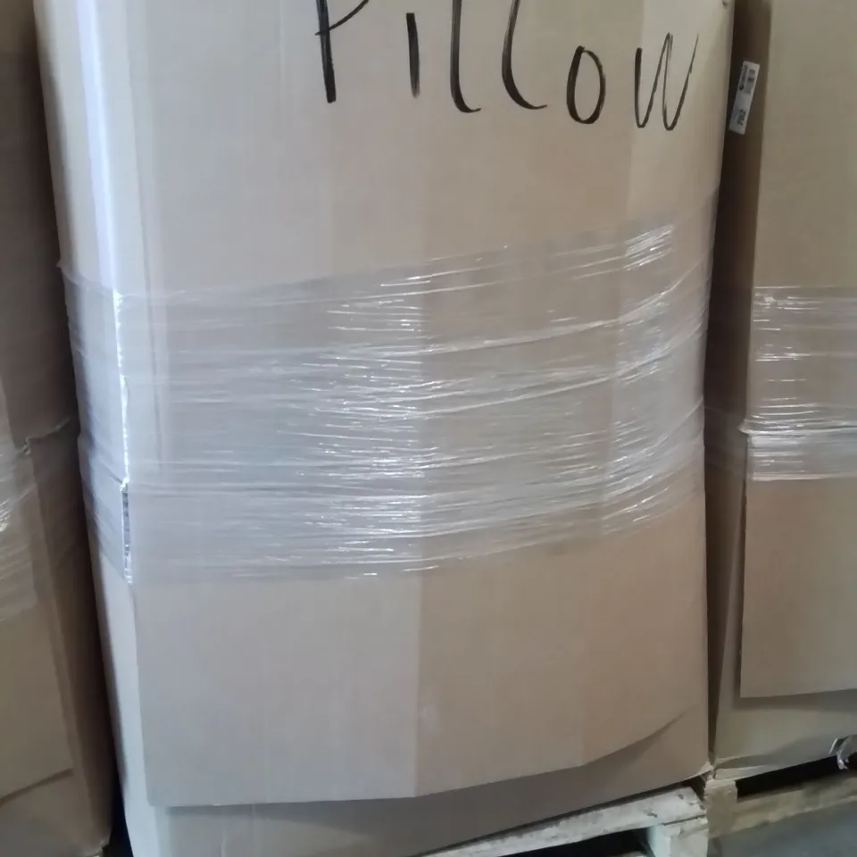 PALLET CONTAINING A LARGE QUANTITY OF PILLOWS 