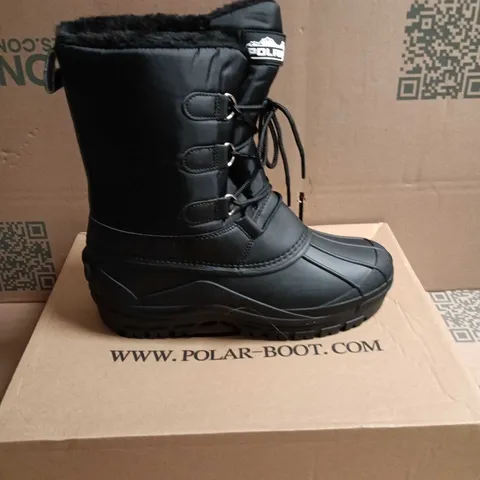 BOXED PAIR OF POLAR BLACK WINTER BOOTS – UK 9 