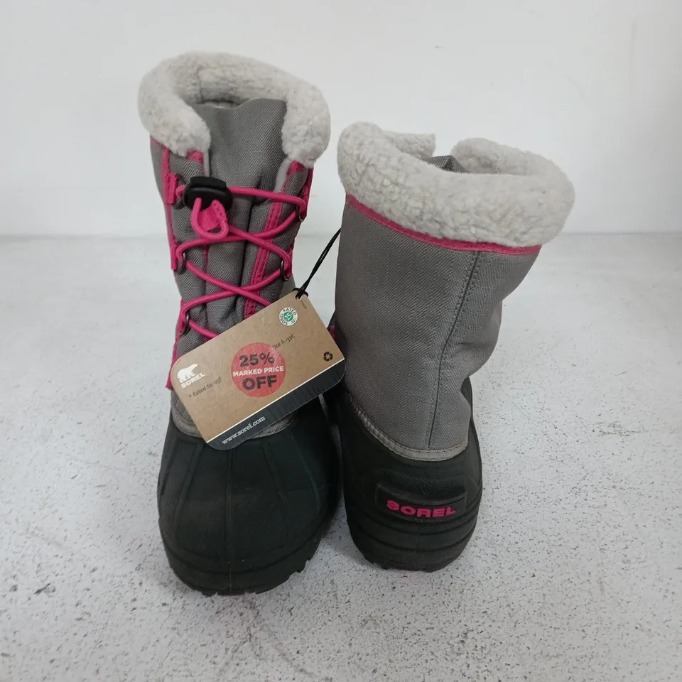 BOXED PAIR OF SOREL YOUTH CUMBERLAND 2 BOOTS IN LIGHT GREY/PINK - UK 2.5