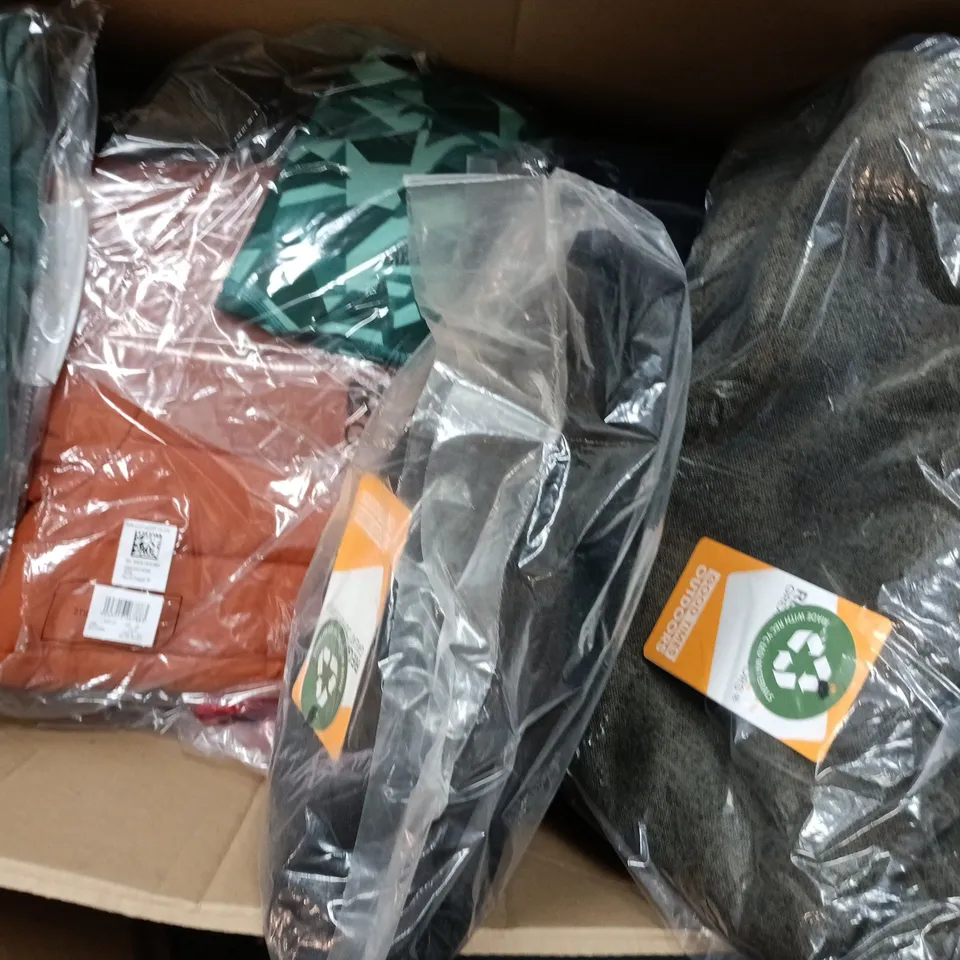 APPROXIMATELY 24 ASSORTED BRAND NEW REGATTA CLOTHING ITEMS IN VARIOUS SIZES, STYLES & COLOURS TO INCLUDE SALISE SHORTS, BRANLEIGH JACKET, FRAYDA, ETC
