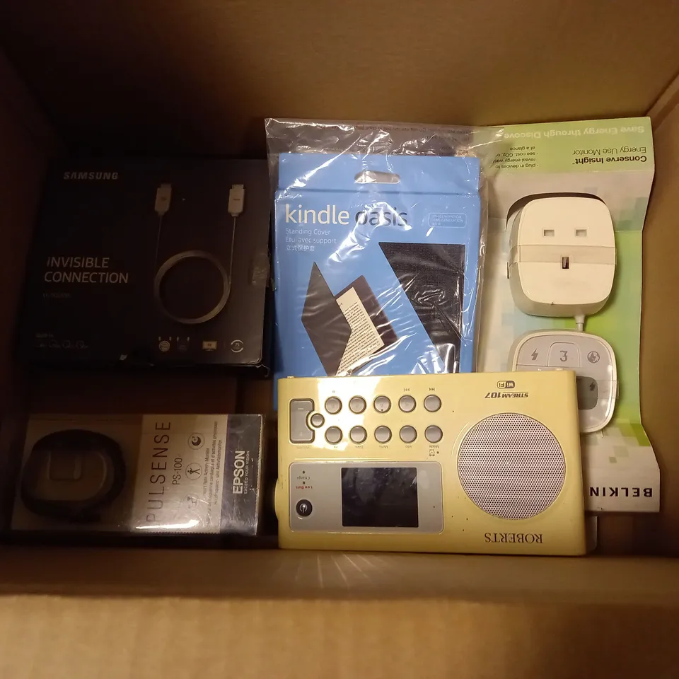 LOT OF 13 ASSORTED TECH ITEMS TO INCLUDE JVC HEADPHONES, REMO WATERPROOF VOICE ACTIVATED REMOTES AND NETGEAR USB ADAPTER