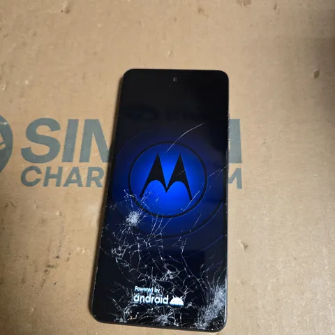 MOTOROLA SMARTPHONE – BLUE FINISH WITH DUAL REAR CAMERAS, CRACKED SCREEN