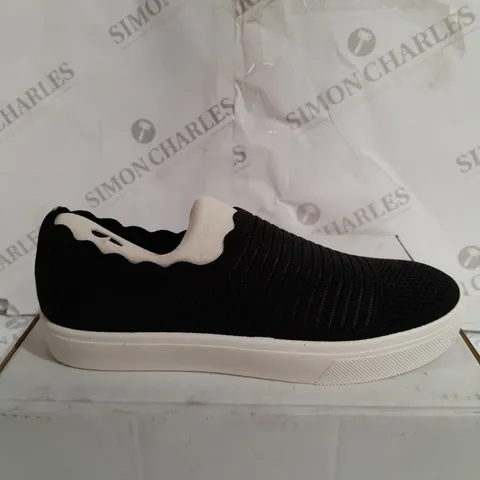 BOXED PAIR OF SKECHER STREET SHOES (BLACK), SIZE 6 UK