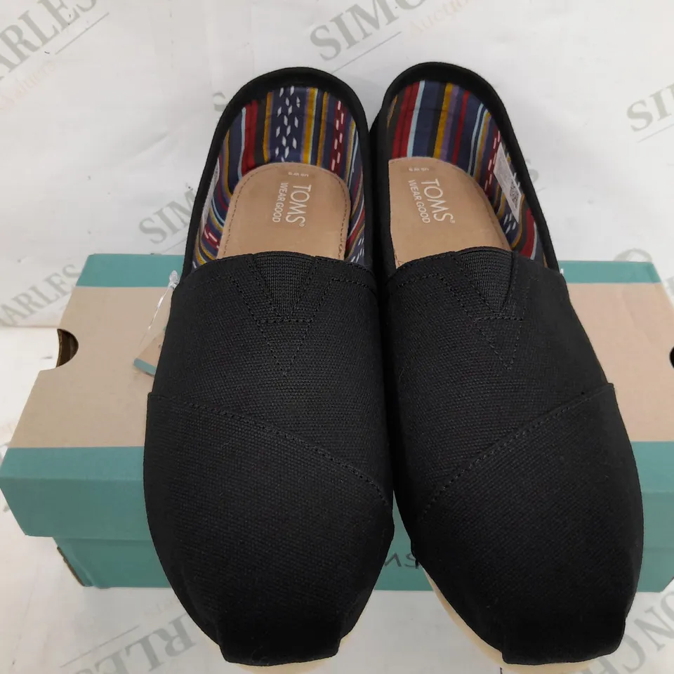 BOXED PAIR OF TOMS WOMENS ALPARGATA BLACK CANVAS SHOES - UK 7