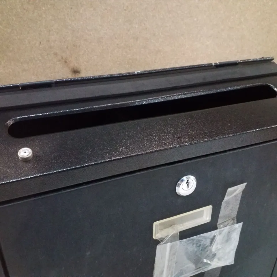 DISPLAY4TOP LOCKABLE LETTER BOX