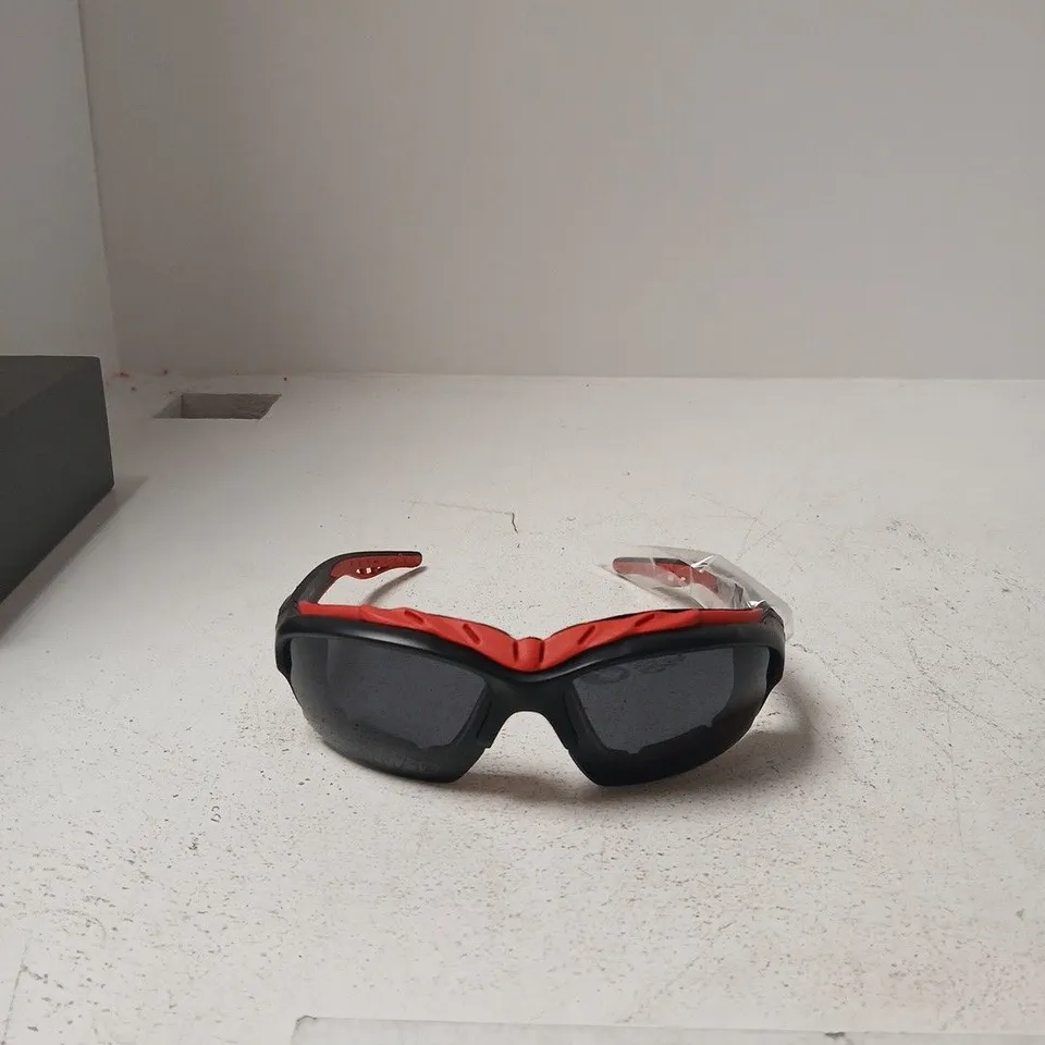 EYESNUG PURSUIT POLARISED SUNGLASSES ES-302 – BLACK & RED FRAME, BLACK LENSES