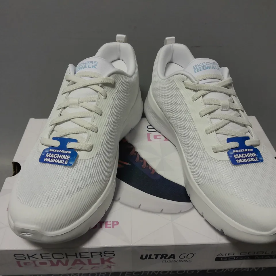 BOXED PAIR OF SKECHERS GO WALK FLEX TRAINERS IN WHITE - UK 5