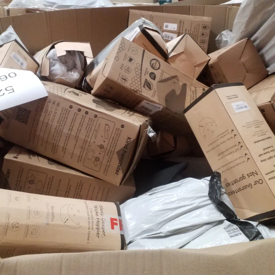 PALLET CONTAINING ASSORTED PILLOWS & CUSHIONS