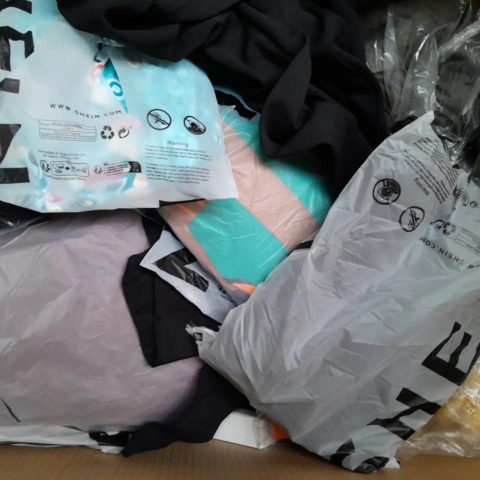 BOX OF APPROXIMATELY 20 ASSORTED CLOTHING AND FASHION ITEMS IN VARIOUS STYLES, SIZES, AND COLOURS - COLLECTION ONLY