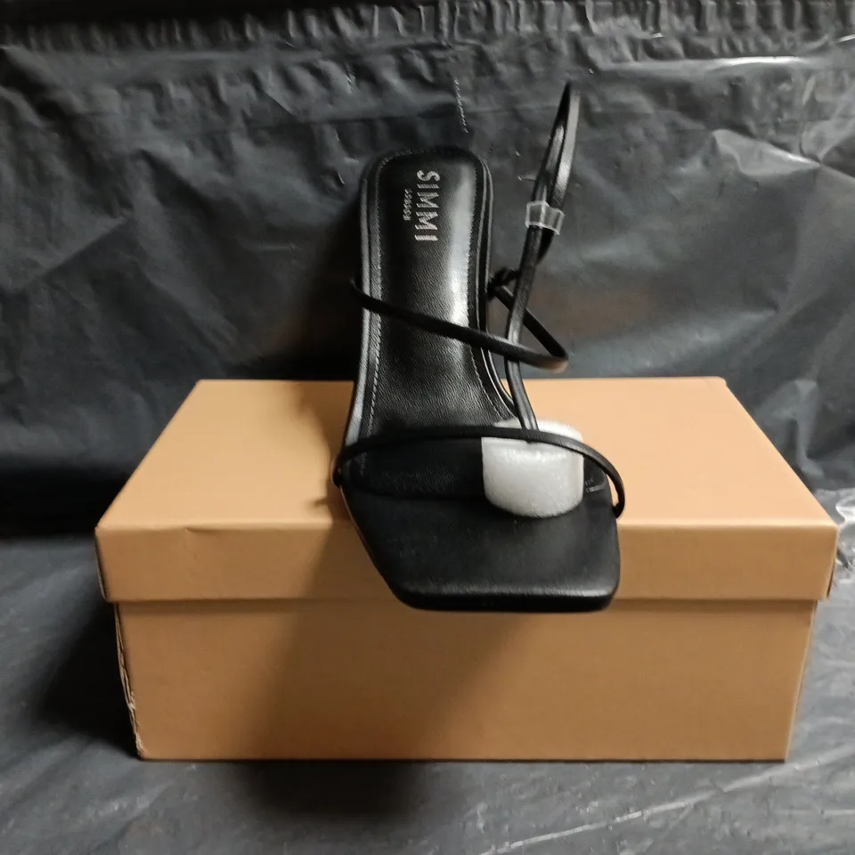 BOXED PAIR OF SIMMI LONDON OPEN TOE HEELED SANDALS IN BLACK SIZE UK 7