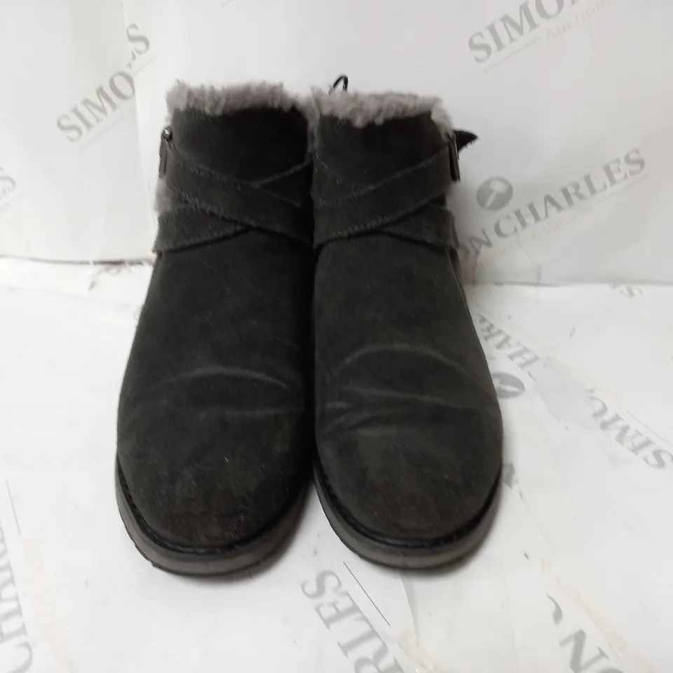 PAIR OF EMU MERAK SUEDE BOOTS DARK GREY SIZE 5