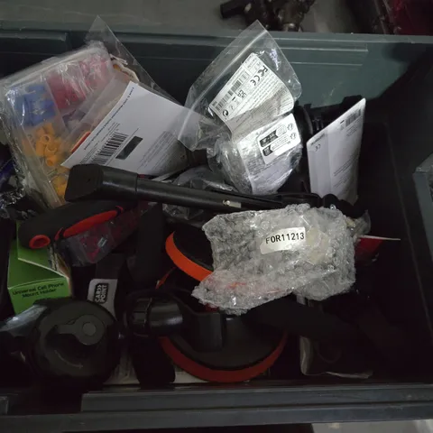 BOX OF ASSORTED CAR ITEMS TO INCLUDE KICK STAND - PHONE STAND - HOOVER 