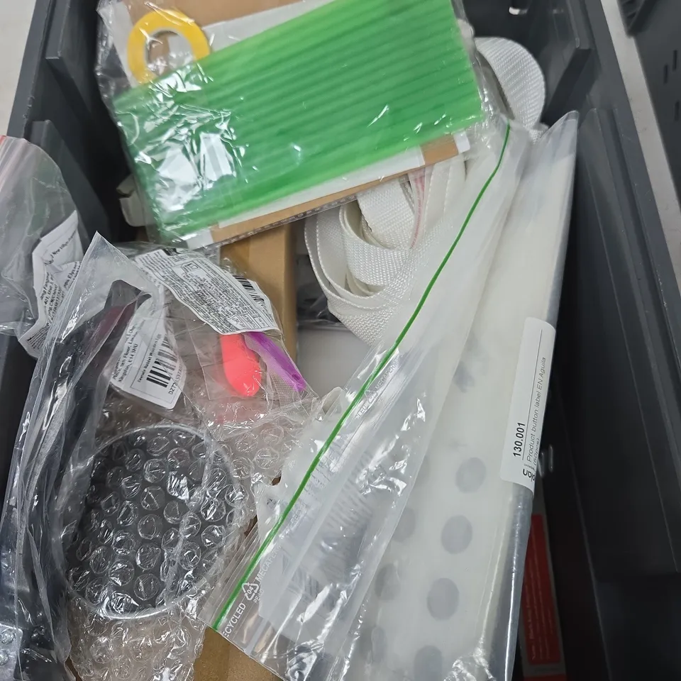 APPROXIMATELY 10 ASSORTED HOUSEHOLD PRODUCTS TO INCLUDE PLASTIC SPOONS, MIRROR, SPRAY GUN ATTACHMENT ETC 