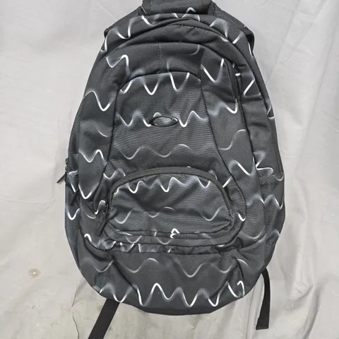 OAKLEY PRIMER LAPTOP BAG IN BLACK PATTERN