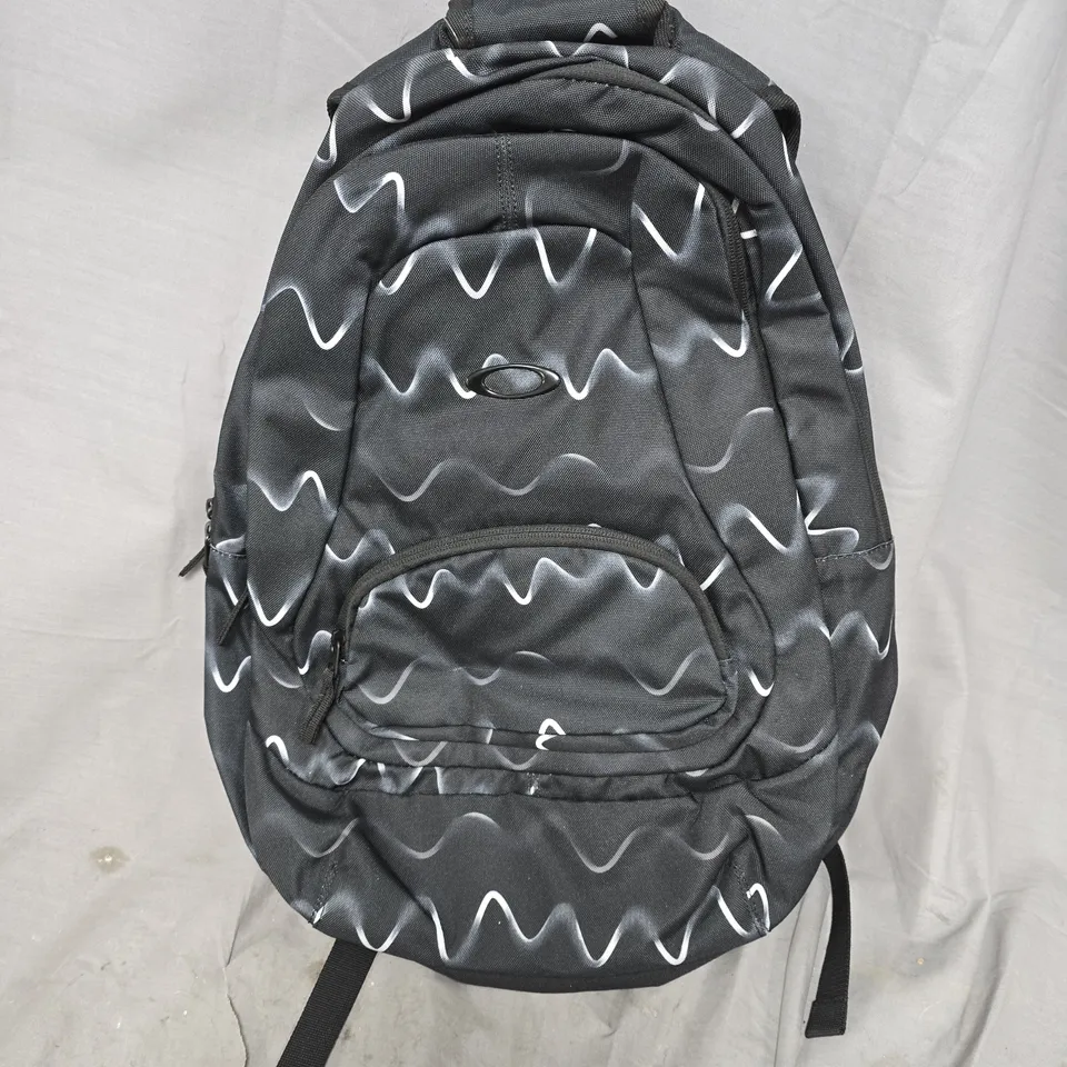OAKLEY PRIMER LAPTOP BAG IN BLACK PATTERN