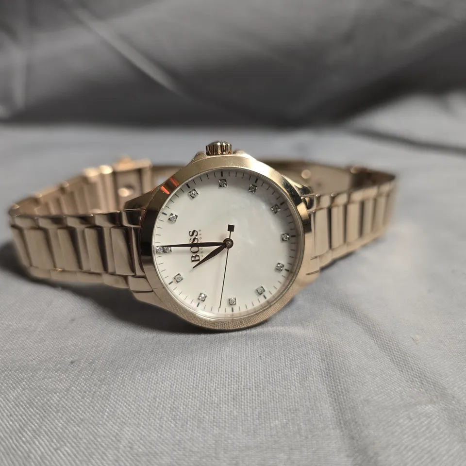 HUGO BOSS WRISTWATCH – ROSE GOLD TONE, WHITE DIAL WITH CRYSTAL MARKERS, METAL BRACELET (BOXED)