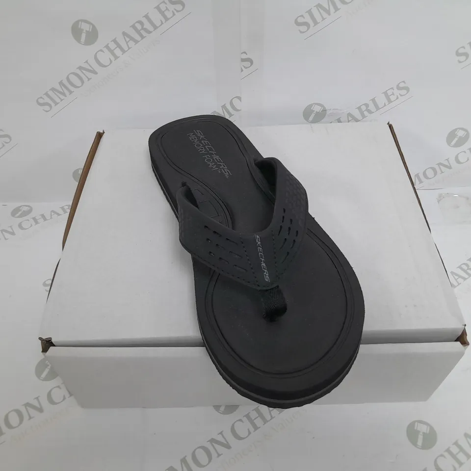 BOXED PAIR OF SKECHERS TOCKER FLIP FLOPS IN BLACK SIZE 10 