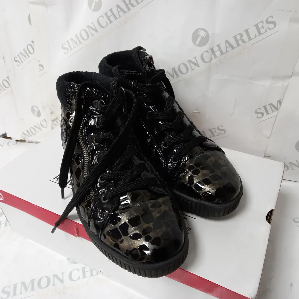 BOXED PAIR OF RIEKER FLEECE LINING BLACK PATENT/BRONZE SIDE ZIP TRAINER BOOTS IN BLACK UK SIZE 5