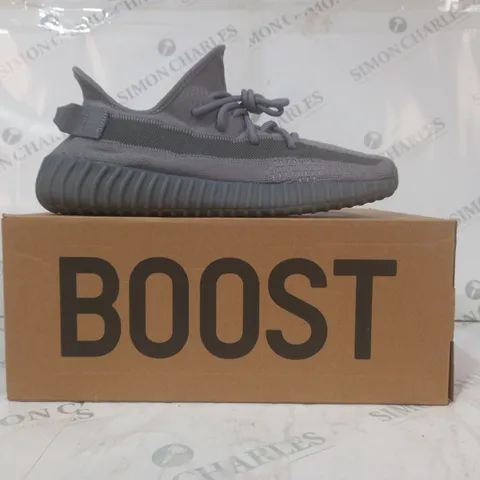 BOXED PAIR OF ADIDAS YEEZY BOOST 350 V2 SHOES IN GREY UK SIZE 10.5