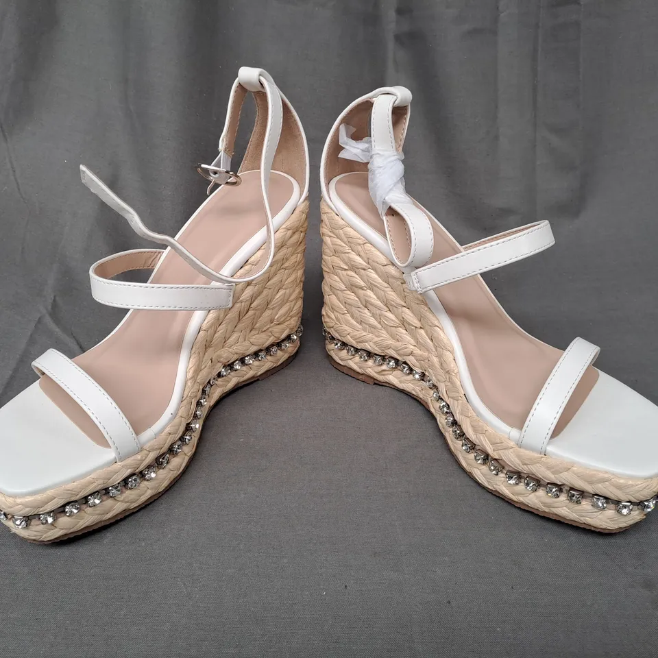 BOXED PAIR OF DESIGNER OPEN TOE HIGH WEDGE SANDALS IN WHITE W. JEWEL EFFECT EU SIZE 37