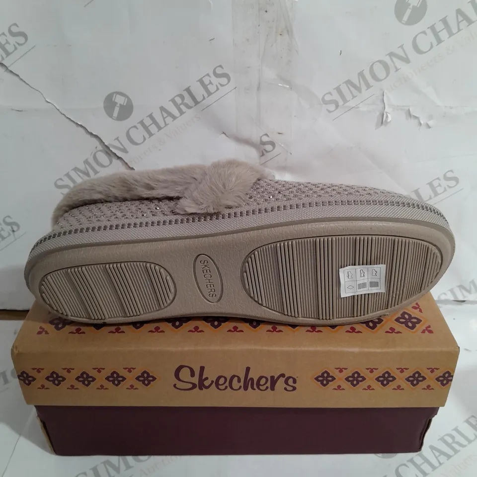 BOXED PAIR OF SKECHERS COZY SLIPPERS IN TAUPE SIZE 4