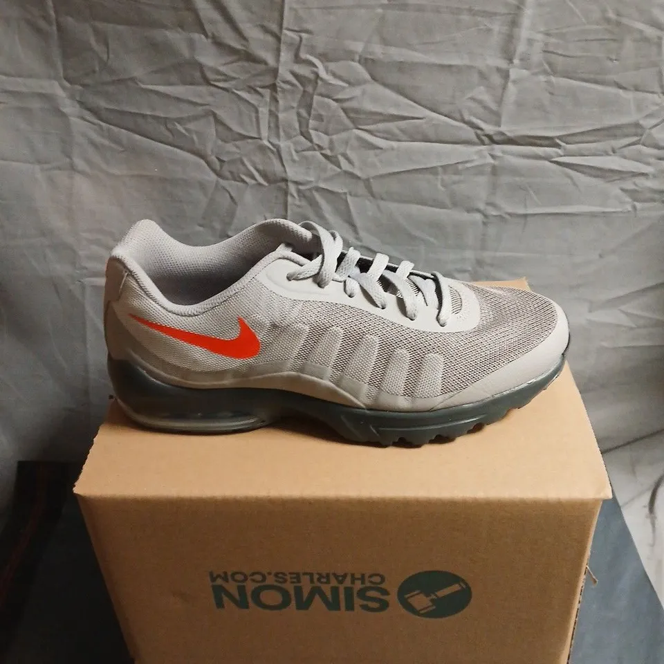 NIKE GREY RUNNING SNEAKERS WITH ORANGE SWOOSH – SIZE 8.5