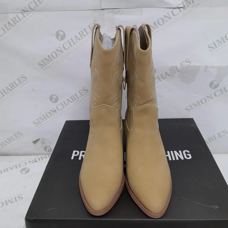 BOXED PAIR OF FAUX LEATHER POINTED STITCH DETAILING CALF WESTERN BOOTS IN BEIGE - SIZE 4