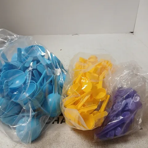 LARGE QUANTITY OF ASSORTED MEASURING SPOONS