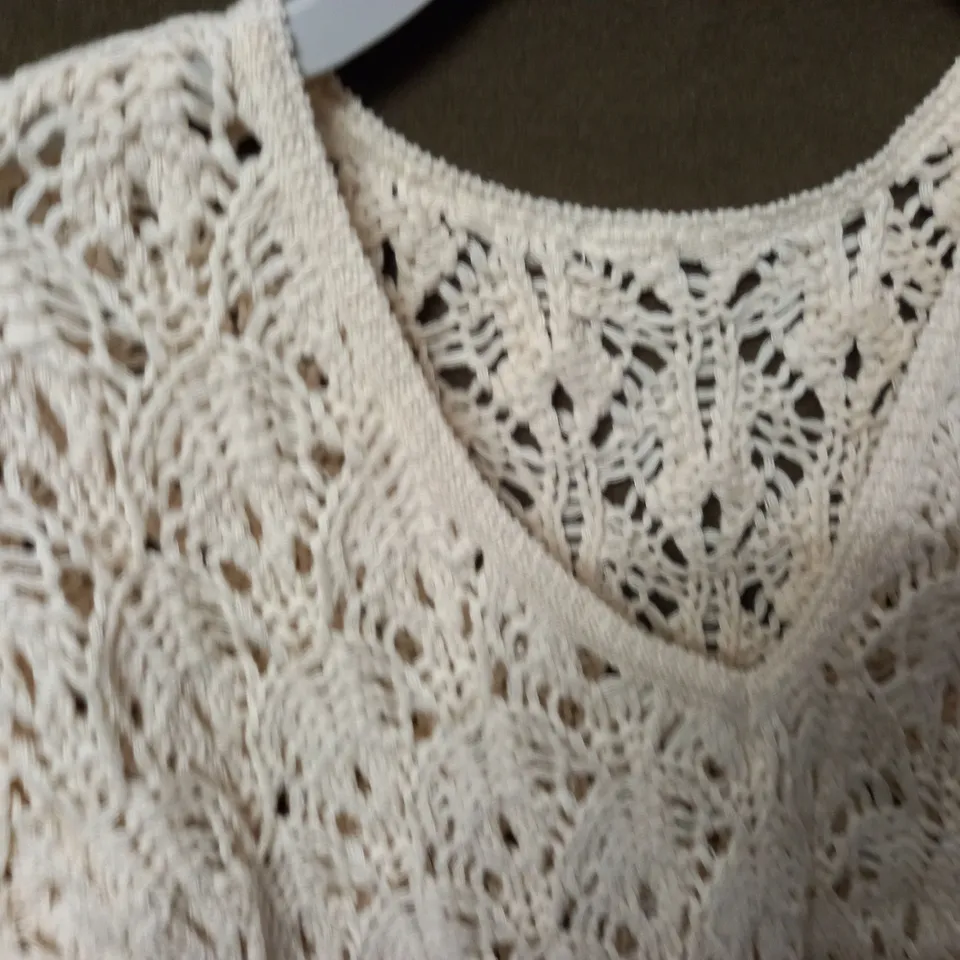 LOT OF 17 AS NEW KNITTED JUMPERS IN ECRU - ALL 1